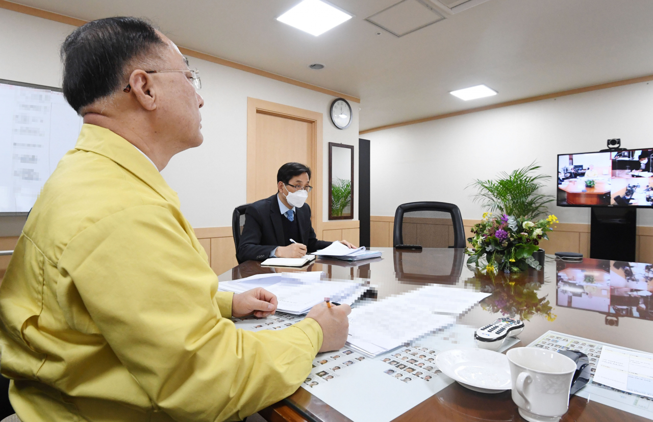 홍남기 경제부총리 겸 기획재정부 장관이 22일 서울 광화문 정부서울청사에서 화상으로 기재부 확대간부회의를 주재하고 있다. 연합뉴스