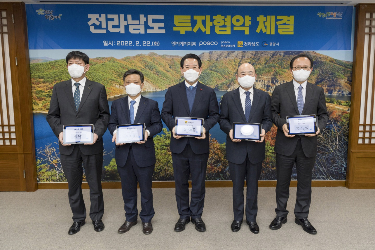 (왼쪽부터) 엔이에이치 신은주 대표, 포스코 김학동 대표이사 부회장, 김영록 전라남도지사, 정현복 광양시장, 포스코에너지 정기섭 대표이사가 22일 전라남도청에서 개최된 '광양 LNG 터미널 구축' 투자협약식에서 기념촬영을 하고 있다.