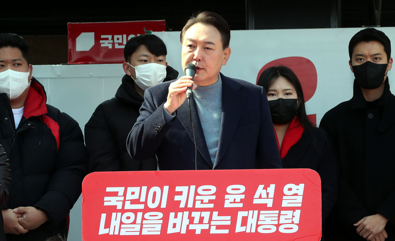 윤석열 국민의힘 대선 후보가 22일 오후 충남 서산시 읍내동에서 열린 유세에서 지지를 호소하고 있다. [연합]