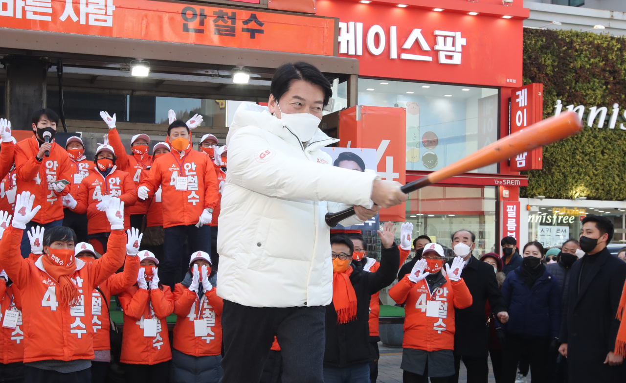 안철수 국민의당 대선 후보가 22일 부산 중구 광복로 선거유세에서 '4번 타자'를 강조하며 야구 배트를 휘두르는 퍼포먼스를 펼치고 있다. [연합]