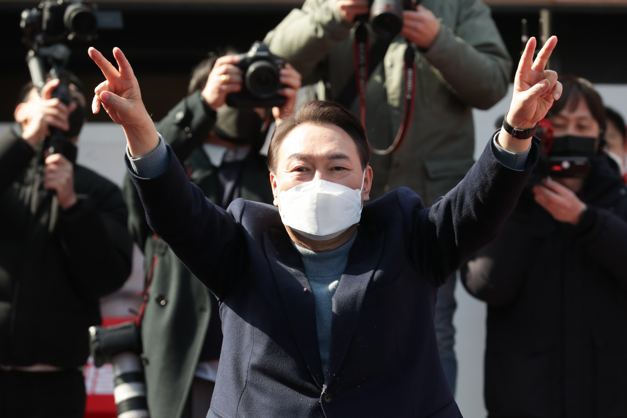 윤석열 국민의힘 대선 후보가 22일 오후 충남 서산시 읍내동에서 열린 유세에서 지지자들을 향해 인사하고 있다. [연합]