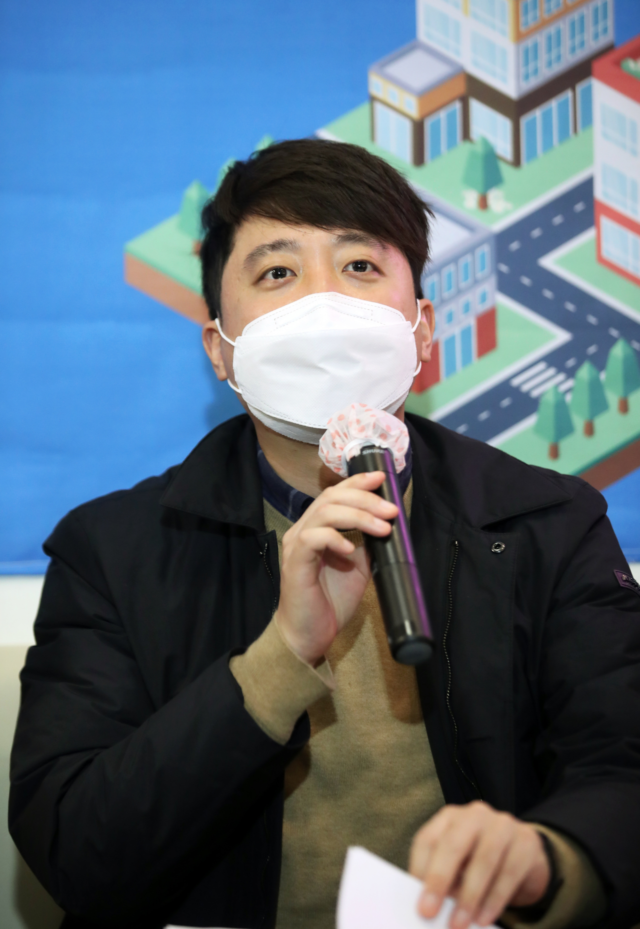 국민의힘 이준석 대표가 22일 오후 광주 북구 운암동 한 커피숍에서 열린 '광주시민과 함께하는 복합쇼핑몰 유치 공동대응 간담회'에서 발언하고 있다. 연합뉴스