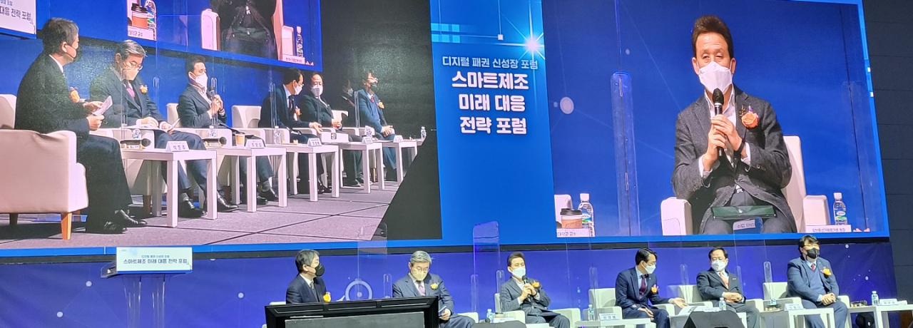 전성배 IITP 원장이 22일 열린 ‘스마트제조 미래 대응전략 포럼’ 라운드 테이블에서 발언하고 있다.[IITP 제공]