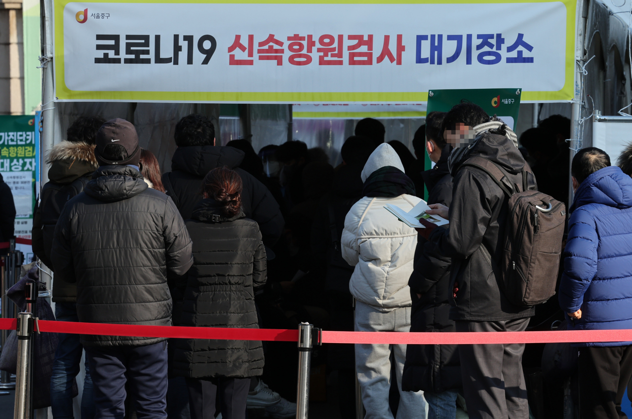 22일 서울역 임시선별검사소에서 시민들이 신속항원검사를 받은 뒤 검사결과를 기다리고 있다. [연합]
