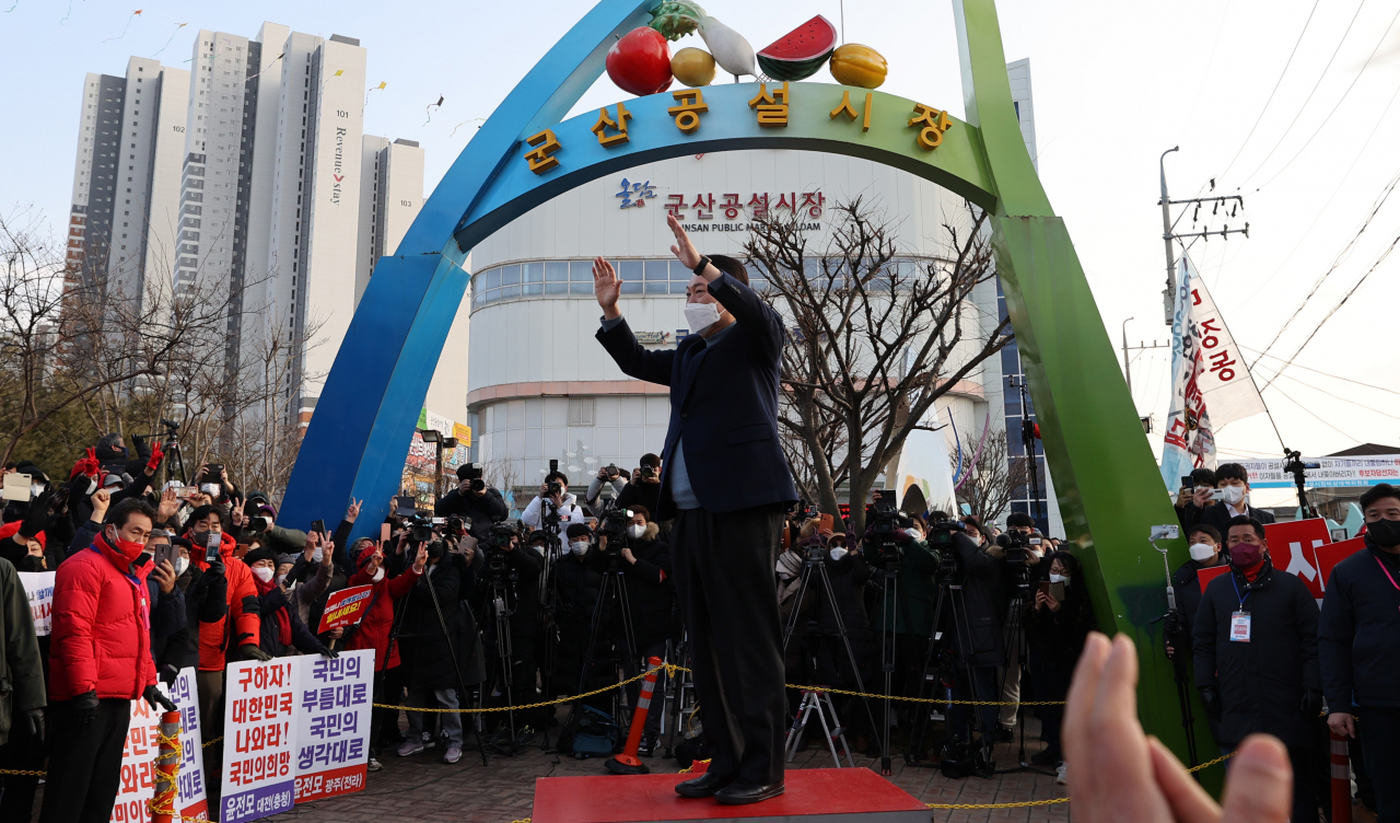 윤석열 국민의힘 대선 후보가 22일 오후 전북 군산시 군산공설시장에서 유세하고 있다. [연합]