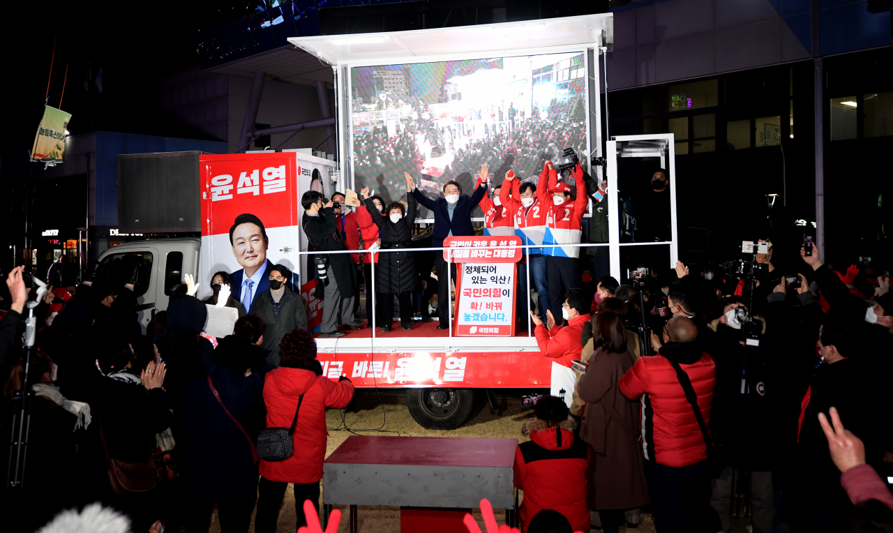 윤석열 국민의힘 대선 후보가 22일 전북 익산시 익산역 동부광장에서 열린 유세에서 지지를 호소하고 있다. [연합]