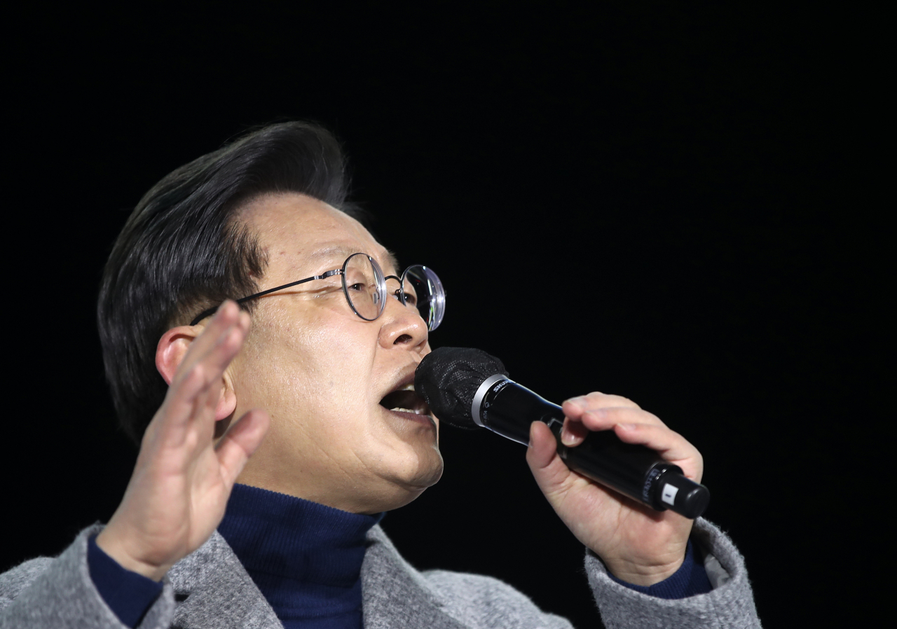 더불어민주당 이재명 대선 후보가 22일 경기도 안산시 문화광장에서 열린 유세에서 지지를 호소하고 있다. [연합]