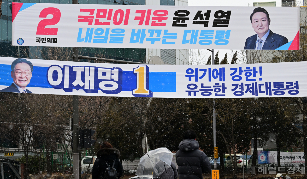 중앙선거관리위원회는 22일 “법카로 산 초밥 10인분, 소고기는 누가 먹었나” 또는 “살아 있는 소의 가죽을 벗기는 세력들에 나라를 맡기시겠습니까”라는 문구가 쓰인 현수막을 사용할 수 있다는 결정을 각 당에 통보했다. 제20대 대통령 선거 공식 선거운동 첫날인 15일 오전 서울 시내에 대통령 선거 후보들의 홍보 현수막이 설치돼 있다. 박해묵 기자