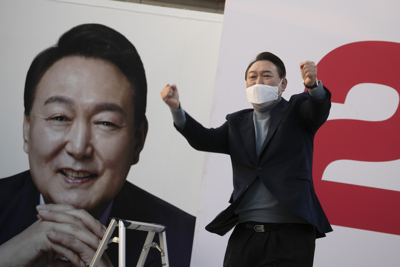 윤석열 국민의힘 대선 후보가 22일 오후 전북 군산시 군산공설시장에서 유세하고 있다. [연합]