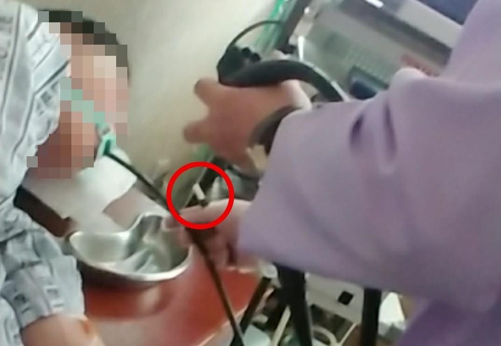 전자담배 손에 쥐고 수면내시경 검사하는 의사 [제보자 A씨 제공]