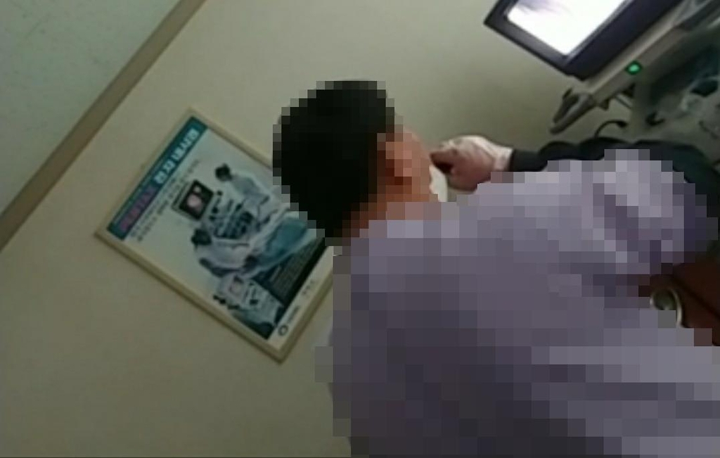 전자담배 손에 쥐고 수면내시경 검사하는 의사 [제보자 A씨 제공]