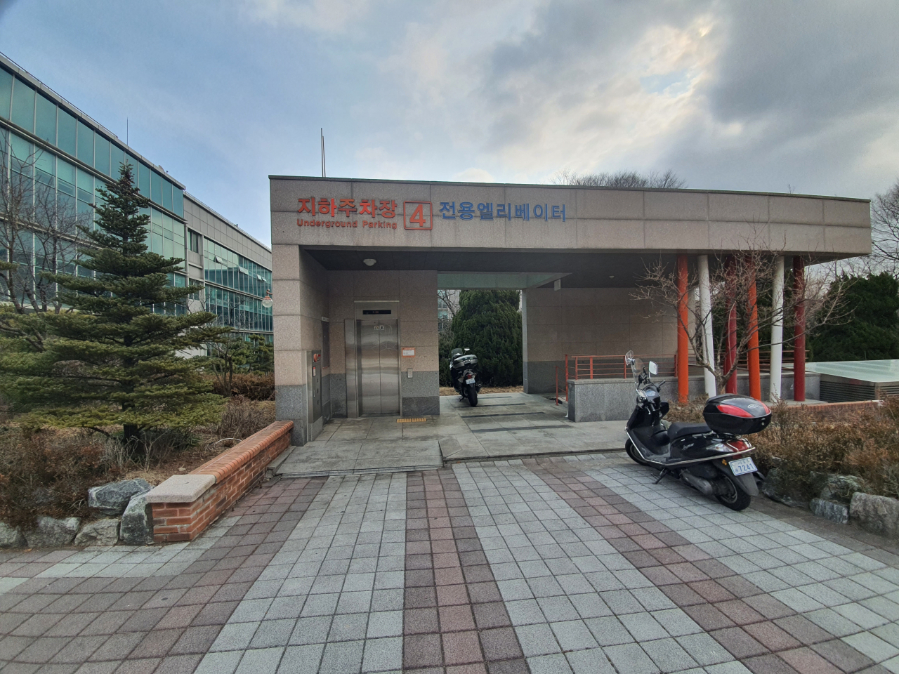 서울 중구는 3월부터 동국대학교 부설주차장 100면을 주민에게 개방한다고 23일 밝혔다. 사진은 동국대학교 부설주차장 입구. [중구 제공]