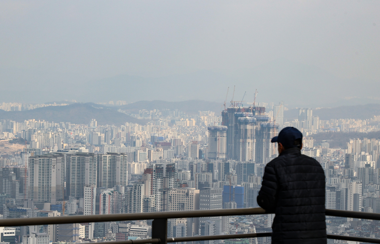 오미크론 변이 확산으로 2월 기업체감경기지수가 지난달에 이어 하락세를 보였다. 사진은 서울 시내 모습.[연합]