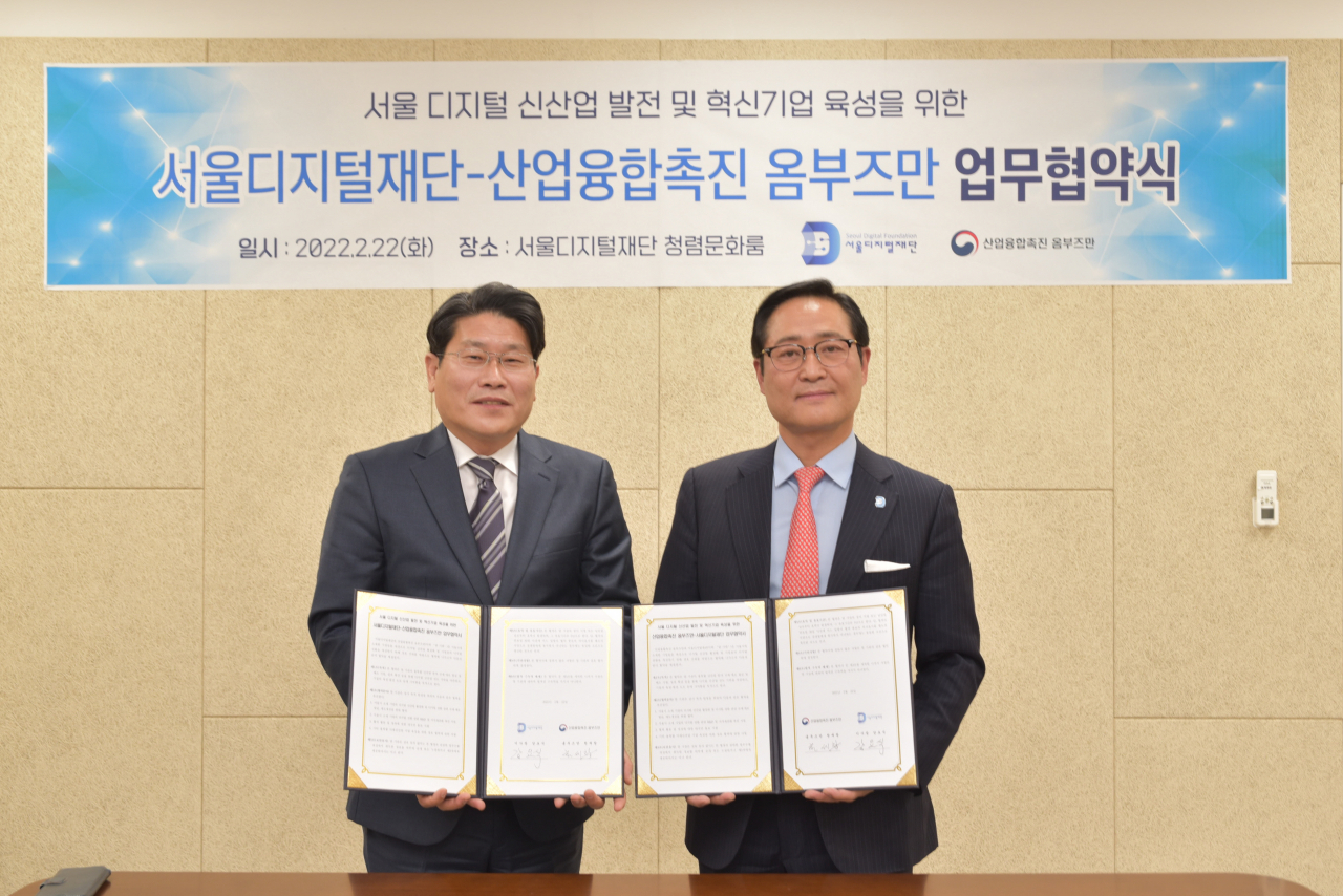 강요식(오른쪽) 서울디지털재단 이사장은 22일 천세창 산업융합촉진 옴부즈만은 서울 소재 혁신기업의 신산업 활성화와 디지털 전환 촉진을 위한 업무협약(MOU)을 체결한 뒤 기념촬영을 하고 있다.[서울디지털재단 제공]