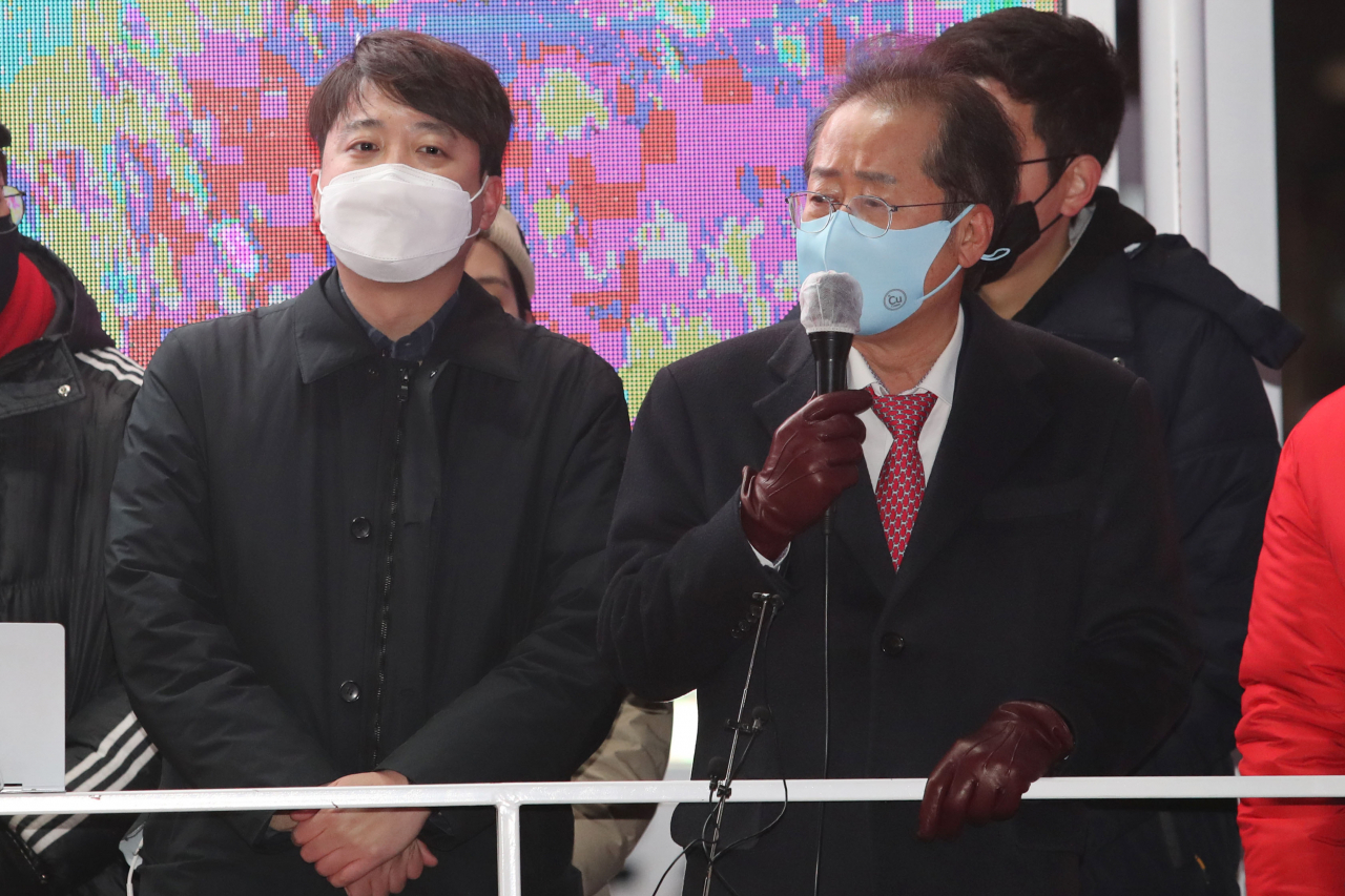 홍준표 국민의힘 의원이 이준석 국민의힘 대표와 함께 지난 22일 서울 마포구 KT&G 상상마당 앞에서 열린 유세에 참석해 윤석열 대선후보에 대해 지지를 호소하고 있다. [연합]