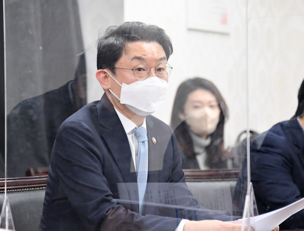 이억원 기획재정부 차관이 23일 정부서울청사에서 열린 '우크라이나 사태 비상 대응 TF 회의'를 주재하고 있다. 이 차관은 “에너지수급 비상대책 본부 중심으로 에너지 수급 차질규모를 실시간으로 파악하고, 가스·원유·유연탄 등 에너지원별 물량 사전확보에 주력하겠다”며 “차질 발생시 여타국 대체 도입 및 정부 비축유 방출도 개시하겠다”고 말했다. [기획재정부 제공]