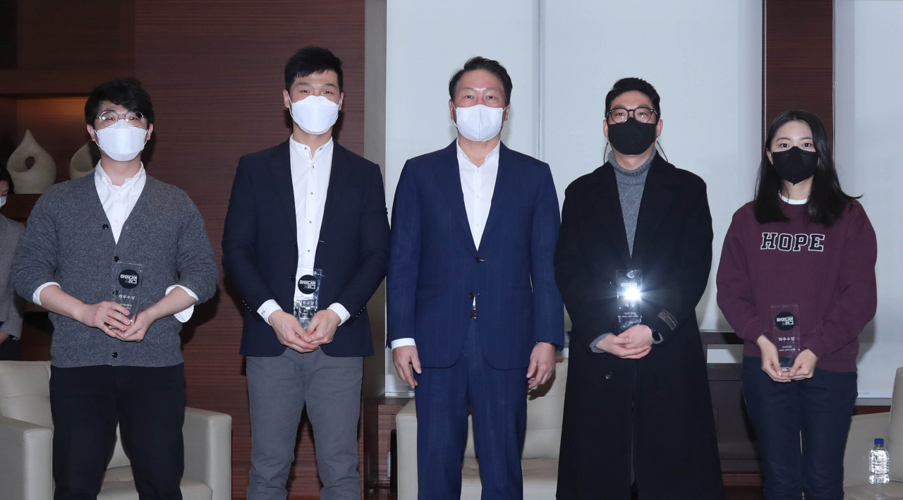 최태원 대한상의 회장(왼쪽 세번째)가 간담회에서 아이디어리그 수상자들과 함께 기념촬영을 하고 있다. [대한상공회의소 제공]