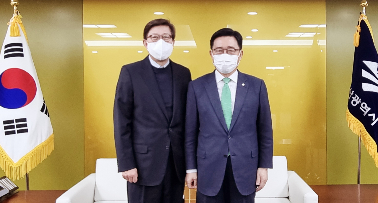김춘진(오른쪽) 한국농수산식품유통공사 사장이 23일 부산시청에서 박형준 부산시장과 저탄소 식생활 캠페인인 ‘코리아 그린푸드 데이’에 대해 논의한 후 기념촬영을 하고 있다. [한국농수산식품유통공사]