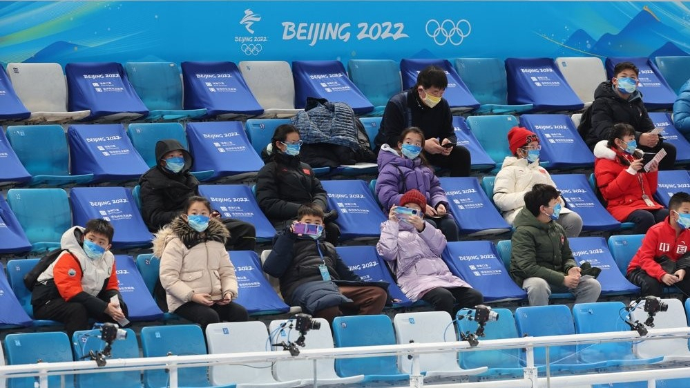 3일 중국 베이징 국립 아쿠아틱 센터에서 열린 2022 베이징 동계올림픽 컬링 믹스 더블 경기에서 관중들이 제한된 구역에서 관람하고 있다. 신종 코로나바이러스 감염증(코로나19) 방역 탓에 관중석이 썰렁하다. [연합]