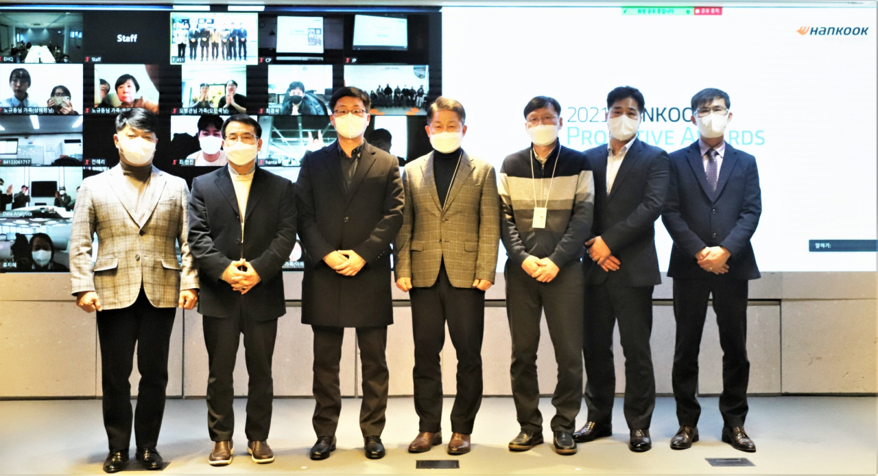 한국타이어 이수일 대표이사 사장(왼쪽에서 4번째)과 프로액티브 어워드 수상자들이 기념사진을 찍고 있다. [한국타이어앤테크놀로지 제공]