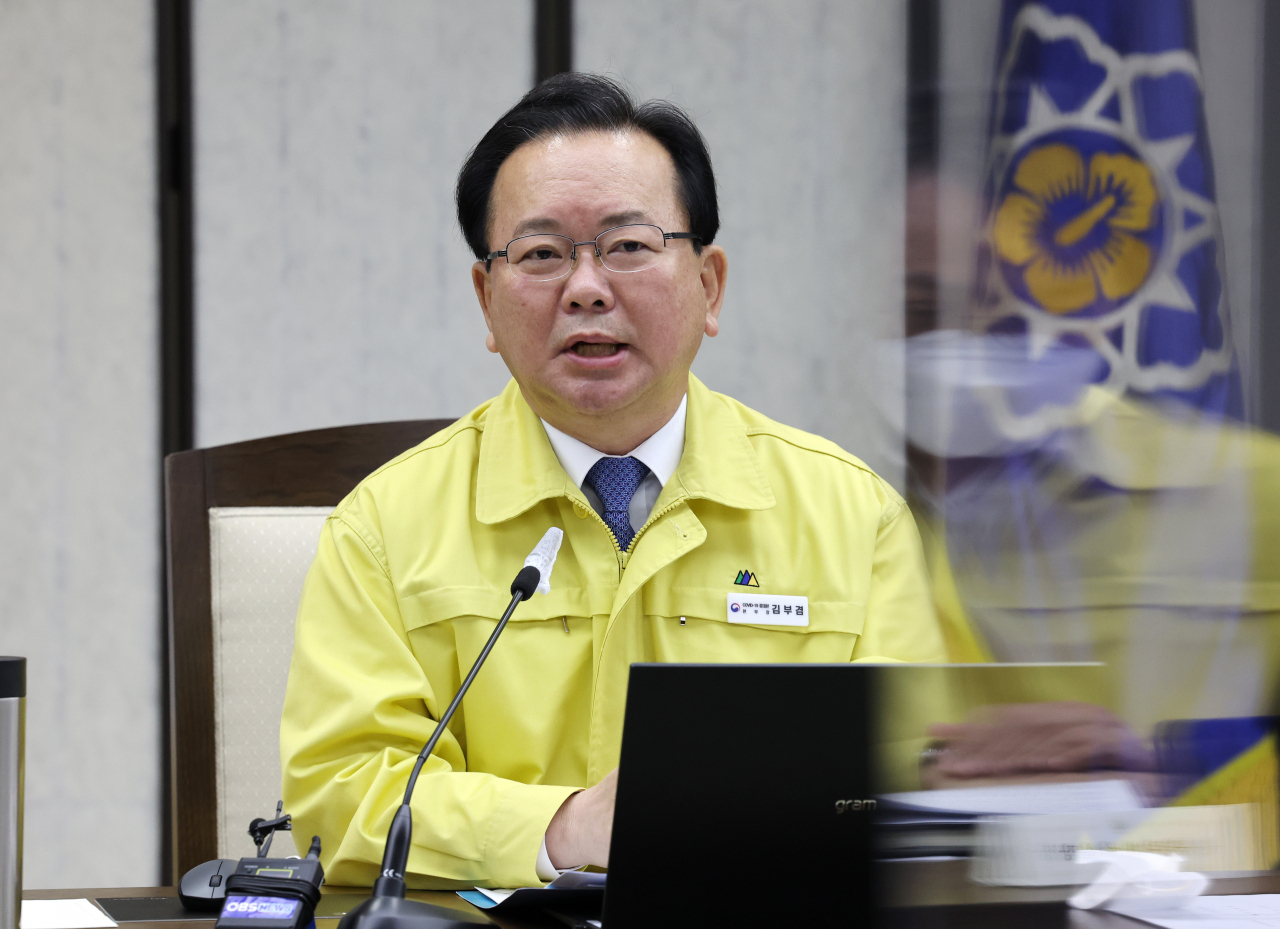 김부겸 국무총리가 23일 오전 세종시 정부세종청사에서 열린 ‘코로나19 대응 중앙재난안전대책본부 회의’를 주재하고 있다. [연합]
