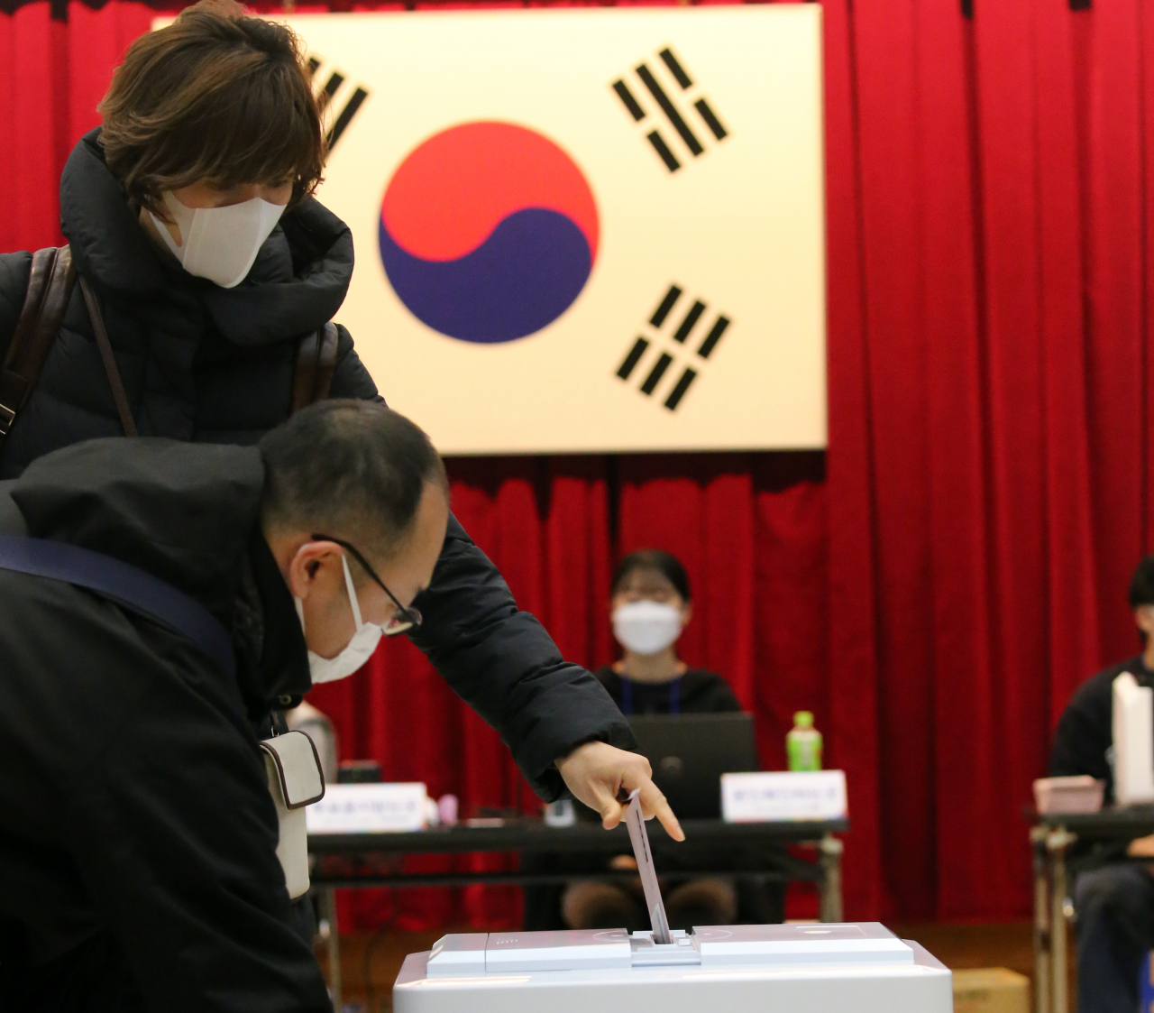 제20대 대통령 선출을 위해 국외 유권자가 투표권을 행사하는 재외투표 첫날인 23일 일본 도쿄도(東京都) 미나토(港)구에 마련된 주일본 한국대사관 재외투표소에서 유권자가 투표함에 투표지가 든 봉투를 넣고 있다. [연합]