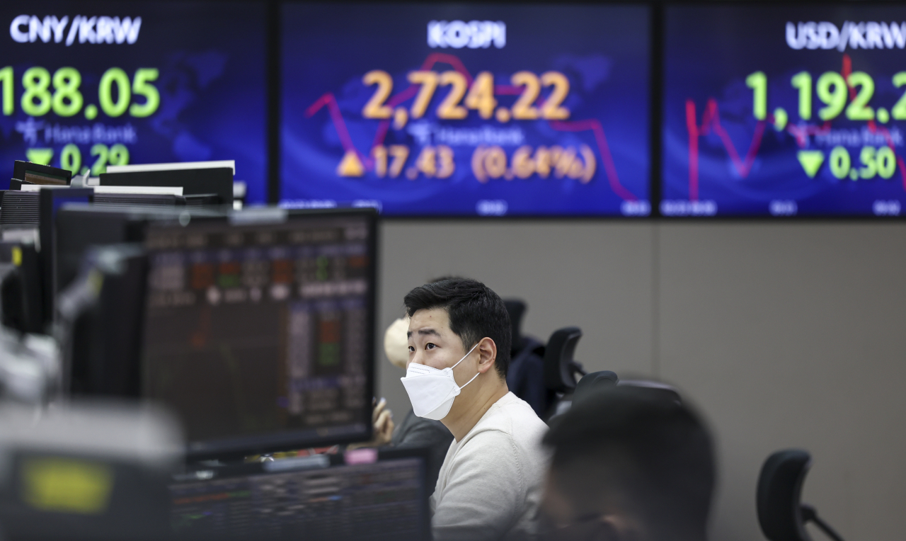 코스피가 상승세로 출발한 23일 오전 서울 중구 하나은행 본점 딜링룸에서 딜러들이 업무를 보고 있다. 연합뉴스