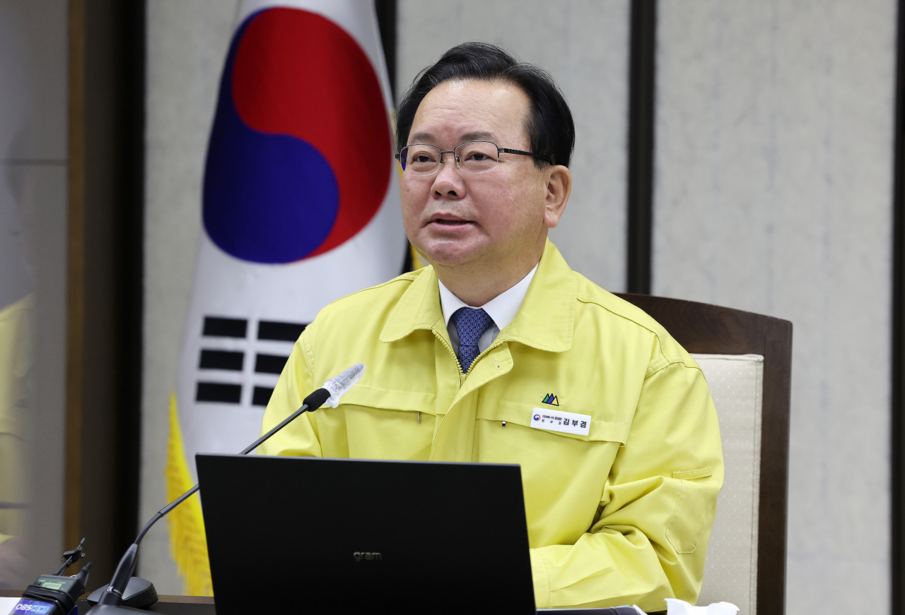 Prime Minister Kim Boo-kyum speaks at a COVID-19 response meeting in Sejong today. (Yonhap)