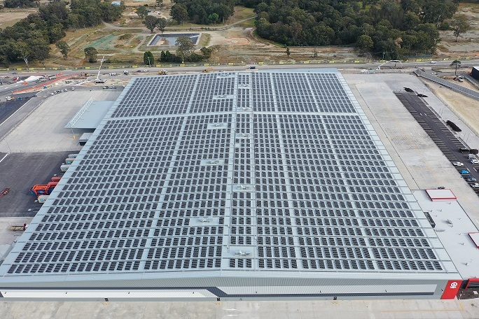 호주 시드니의 ‘무어뱅크 물류단지(Moorebank Logistics Park)’에 설치한 태양광 모듈 ‘네온 2'[LG전자 제공]