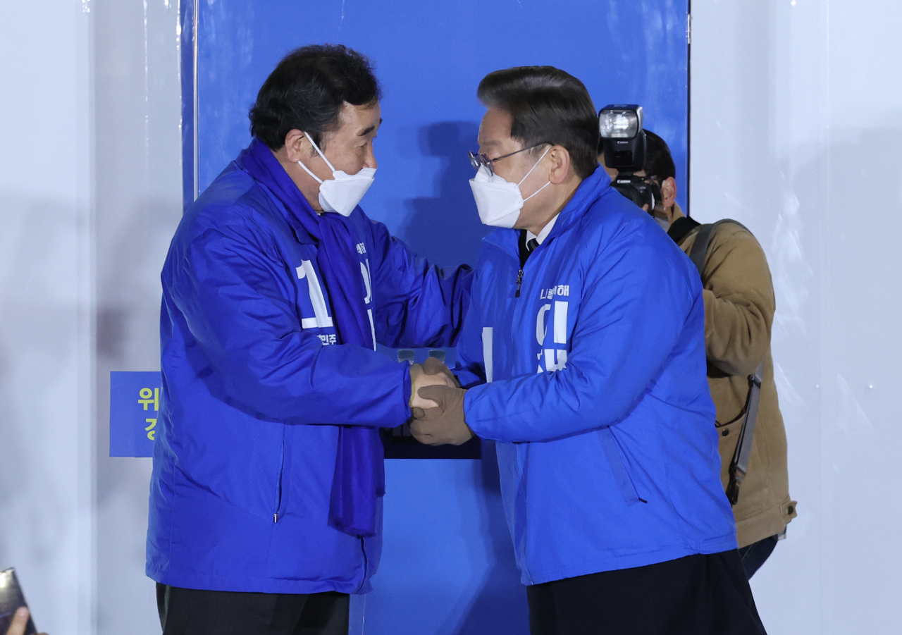 더불어민주당 이재명(오른쪽) 대선후보와 이낙연 전 대표가 지난 18일 광주시 동구 금남로 광주 5·18 민주광장에서 열린 광주 정신으로 미래를 열어주십시오' 광주 집중유세에서 손을 잡고 있다. [연합]