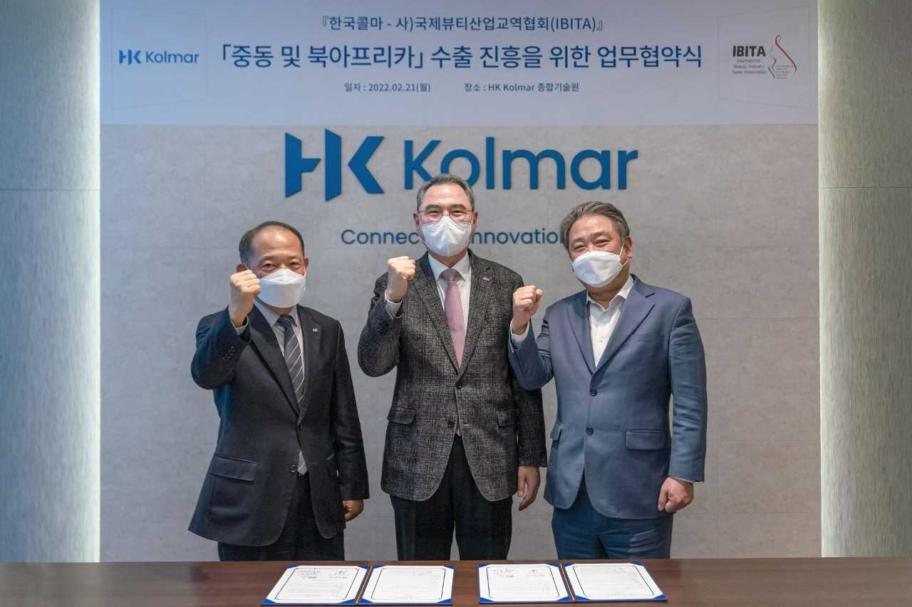 최현규 한국콜마 대표(왼쪽부터)와 윤주택 IBITA 이사장, 안병준 한국콜마홀딩스 대표가 지난21일 중동 및 아프리카로의 화장품 수출 진흥을 위한 업무협약을 체결하고 포즈를 취했다.[한국콜마 제공]