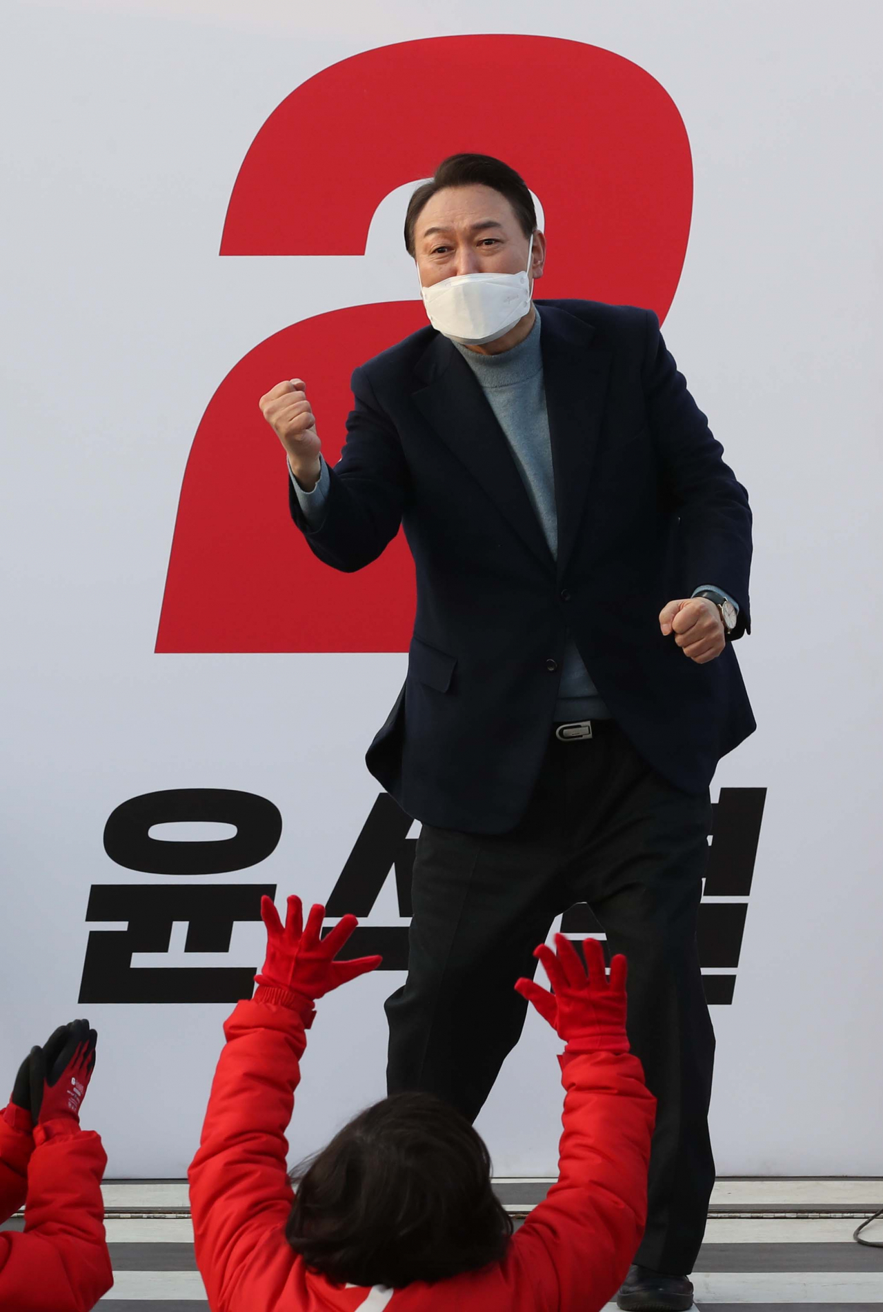 국민의힘 윤석열 대선 후보가 22일 오후 전북 군산시 군산공설시장에서 유세하고 있다. 연합뉴스