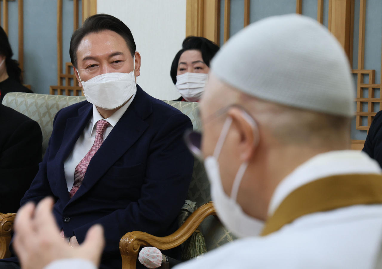 윤석열 국민의힘 대선 후보가 22일 저녁 전북 익산시 원불교중앙총부를 찾아 원불교 전산 김주원 종법사를 예방하고 있다. [연합]