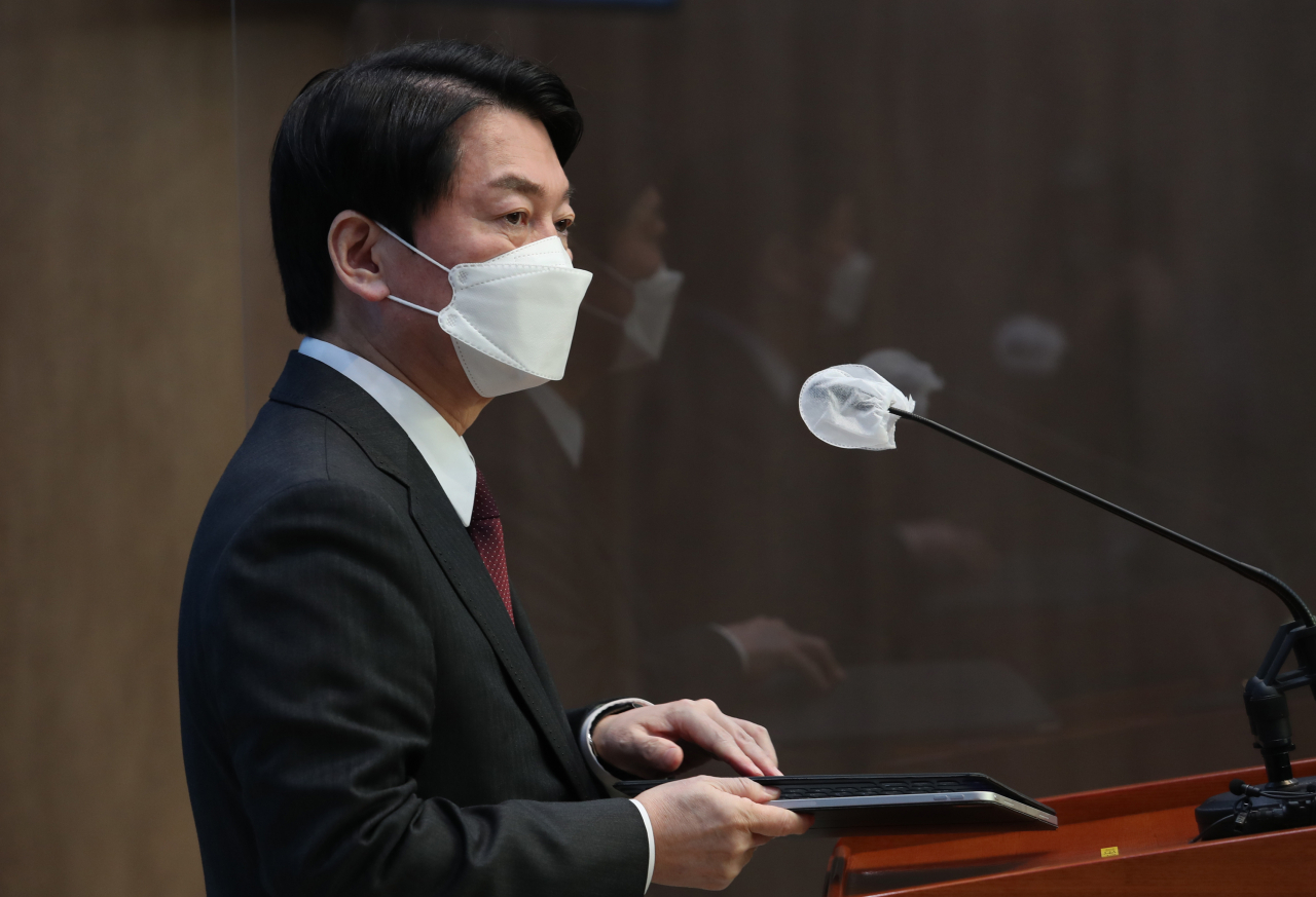 안철수 국민의당 대선후보가 지난 20일 국회 소통관에서 "지난 일주일 기다리고 지켜보았다. 더이상의 무의미한 과정과 시간을 정리하겠다"며 국민의힘 윤석열 후보와의 단일화 결렬을 선언하고 있다. [연합]