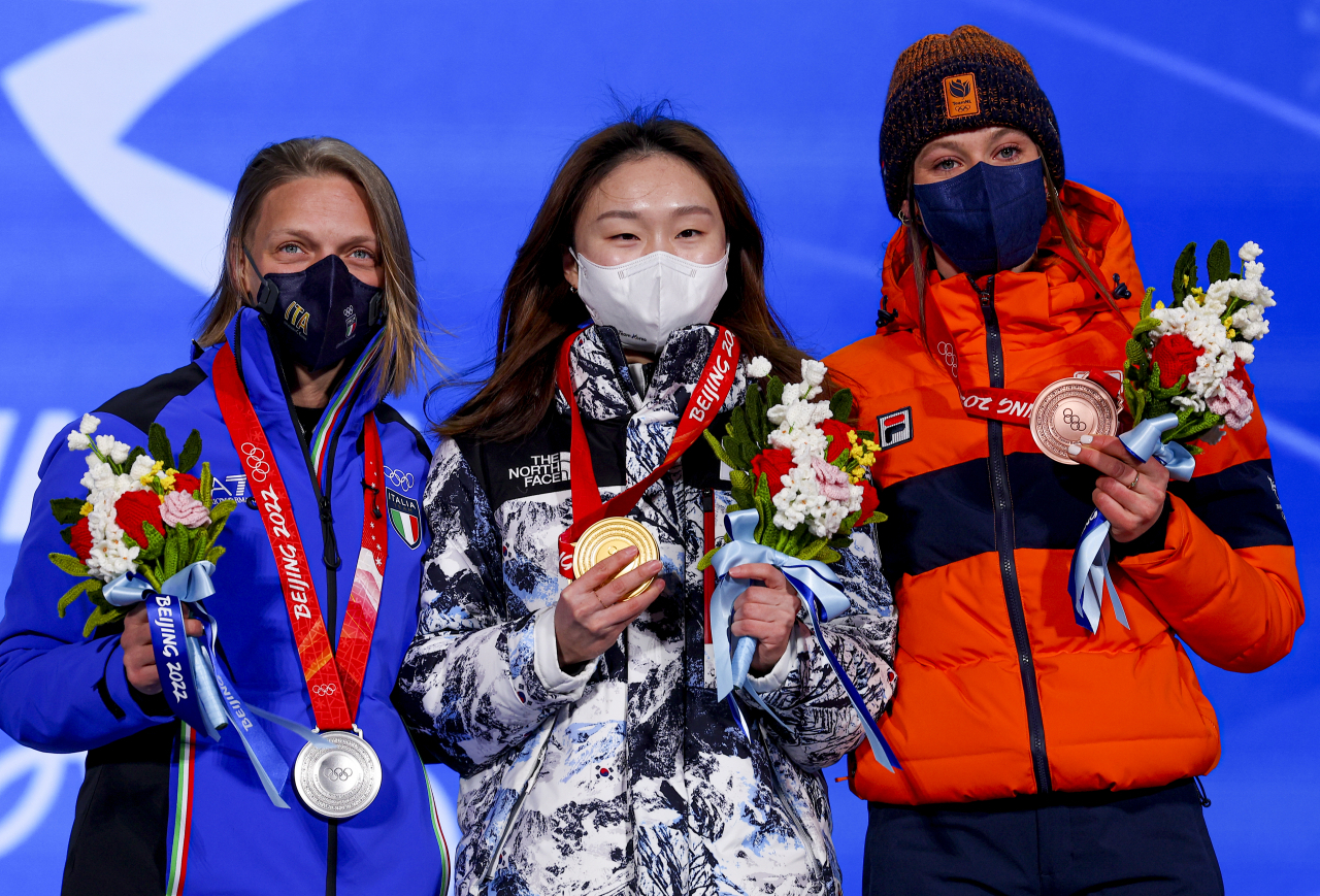 2022 베이징 동계올림픽 쇼트트랙 여자 1,500m에서 금메달을 획득한 한국 쇼트트랙 대표팀 최민정이 17일 오후 중국 베이징 메달 플라자에서 열린 메달 수여식에서 메달리스트들과 함께 기념촬영을 하고 있다. 왼쪽부터 이탈리아의 아리아나 폰타나(은메달), 최민정(금메달), 네덜란드의 쉬자너 스휠팅(동메달). [연합]