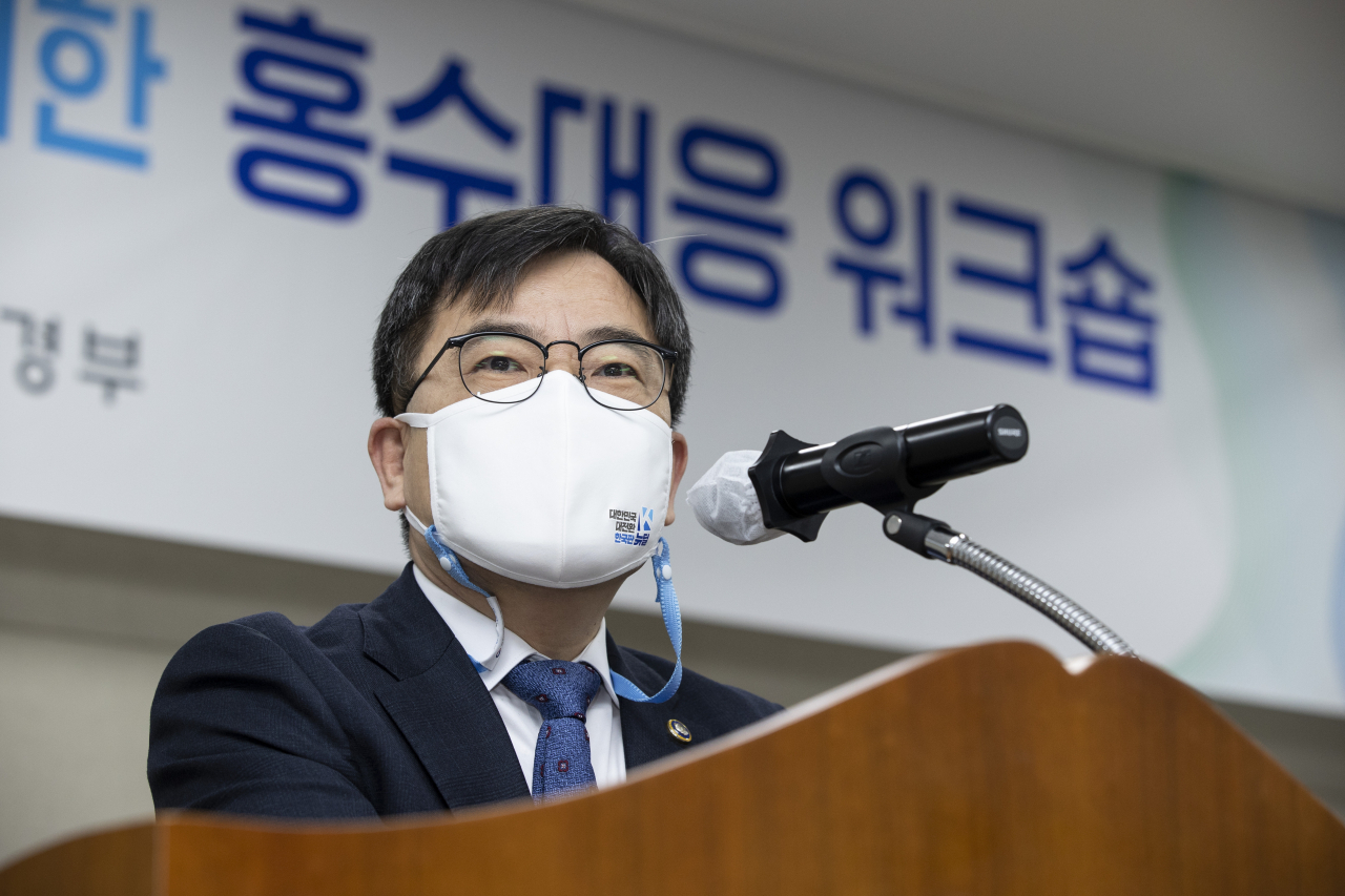 홍정기 환경부 차관이 23일 오전 세종시 소재 세종컨벤션센터에서 개최된 ‘홍수기 재난관리 인식 제고 및 홍수대응 역량 향상을 위한 홍수대응 워크샵’에 참석해 유관기관 간 사전 정보공유 등 유기적인 홍수 대응 협력체계를 구축해 줄 것을 당부하고 있다. [환경부 제공]