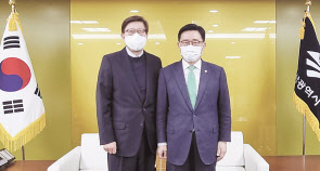 김춘진(오른쪽) 한국농수산식품유통공사 사장이 23일 부산시청에서 박형준 부산시장과 저탄소 식생활 캠페인인 ‘코리아 그린푸드 데이’에 대해 논의한 후 기념촬영을 하고 있다. [한국농수산식품유통공사]