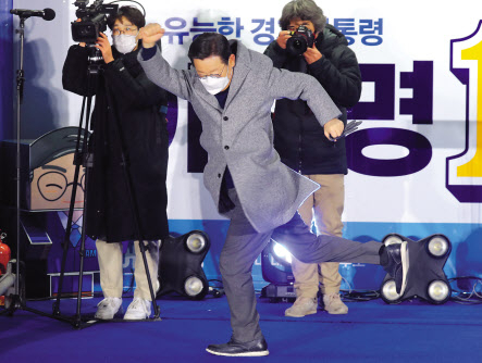 선거일이 가까워올수록 유세 현장에서 여야 대선 후보들의 몸짓도 더욱 격렬해지고 있다. 사진은 22일 경기도 안산에서 유세를 하는 이재명 더불어민주당 후보. [국회사진기자단]