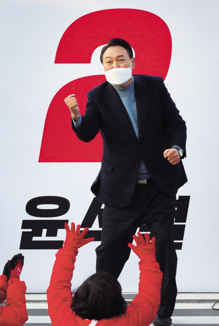 선거일이 가까워올수록 유세 현장에서 여야 대선 후보들의 몸짓도 더욱 격렬해지고 있다. 사진은 22일 전북 군산에서 유세를 하는 윤석열 국민의힘 후보. [국회사진기자단]