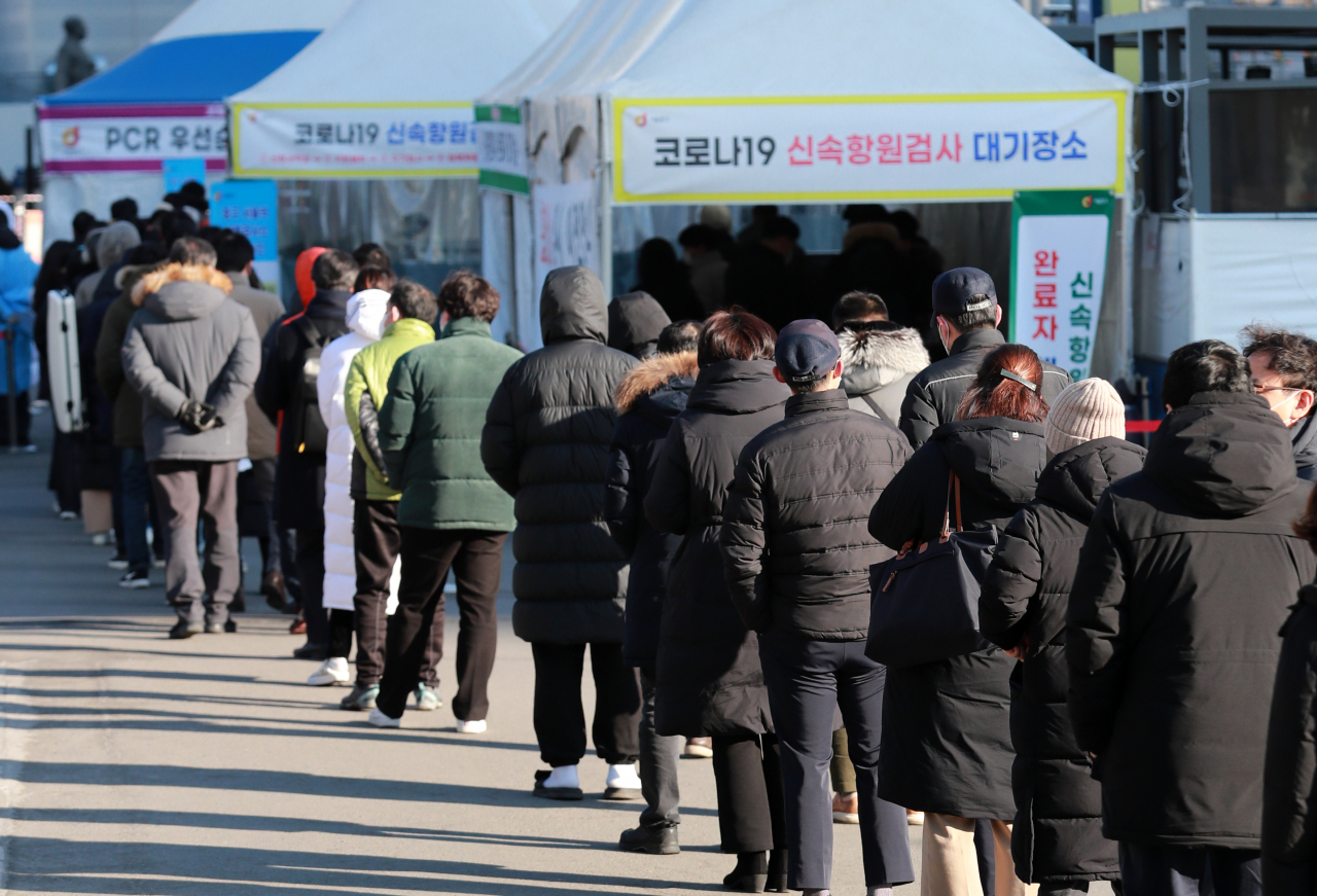 코로나19 오미크론 변이 바이러스 확산으로 서울의 신규 확진자 수가 처음으로 4만명대를 기록했다. 서울에서 재택치료 중인 환자는 11만명을 넘어섰다. 23일 오후 서울역 임시선별검사소에서 시민들이 신종 코로나바이러스 감염증(코로나19) 검사를 위해 줄을 서 있다. [연합]