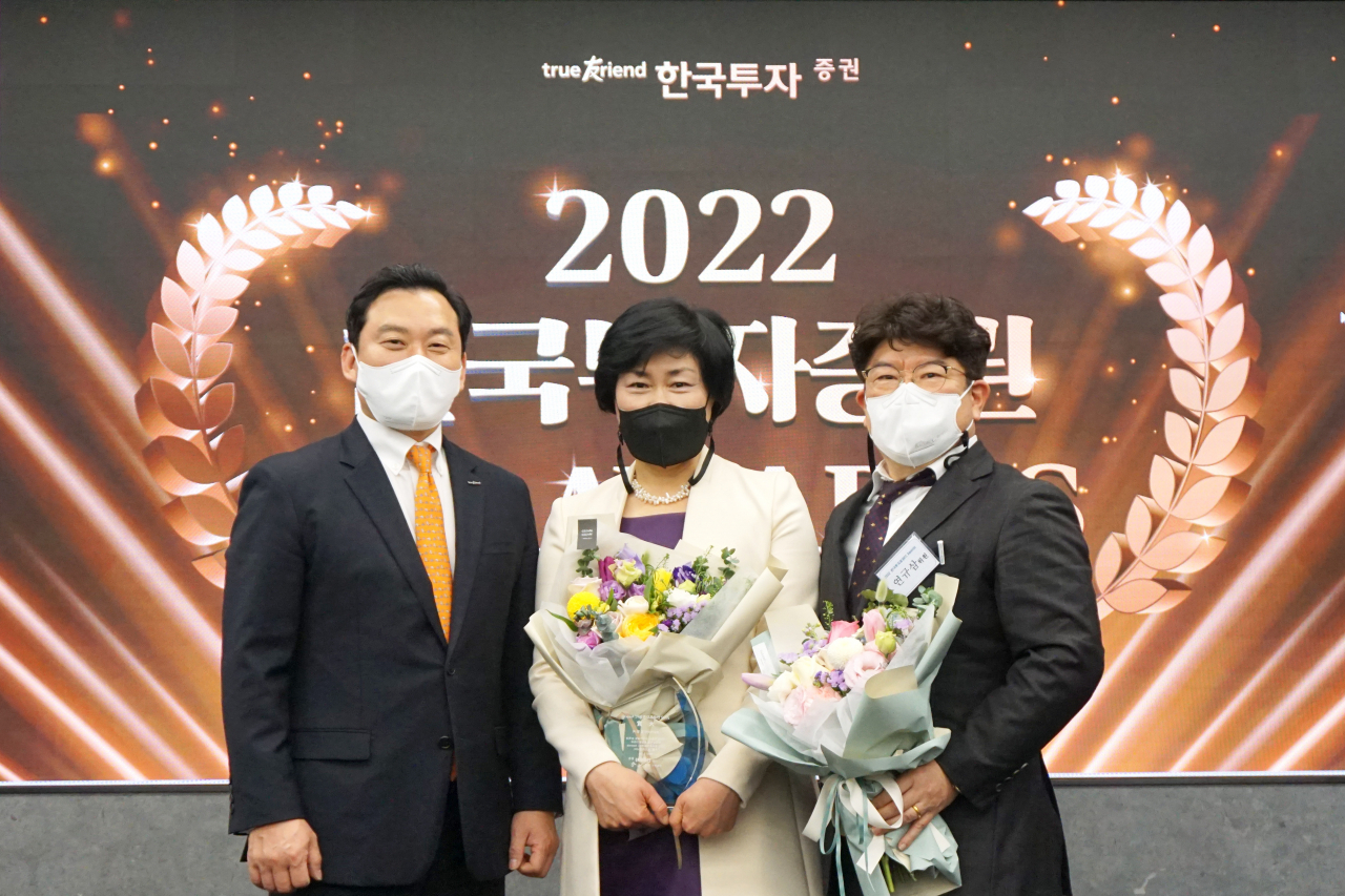 지난 22일 서울 여의도 한국투자증권 본사에서 열린 '2022 한국투자FC 어워즈' 시상식에서 김성환 개인고객그룹 부사장(왼쪽)이 수상자들과 기념 사진을 촬영했다. [한국투자증권 제공]