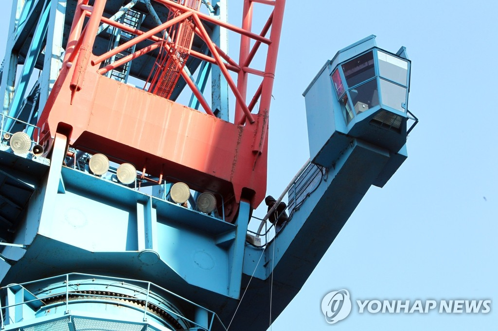 한진중공업 노사가 정리해고 문제로 갈등을 빚던 2011년 김진숙 민주노총 부산본부 지도위원이 영도조선소 3도크 옆 높이 40m 크레인에 혼자 올라가 고공시위에 돌입한 모습. 김진숙은 당시 309일이라는 크레인 농성 기록을 세웠다. [연합]