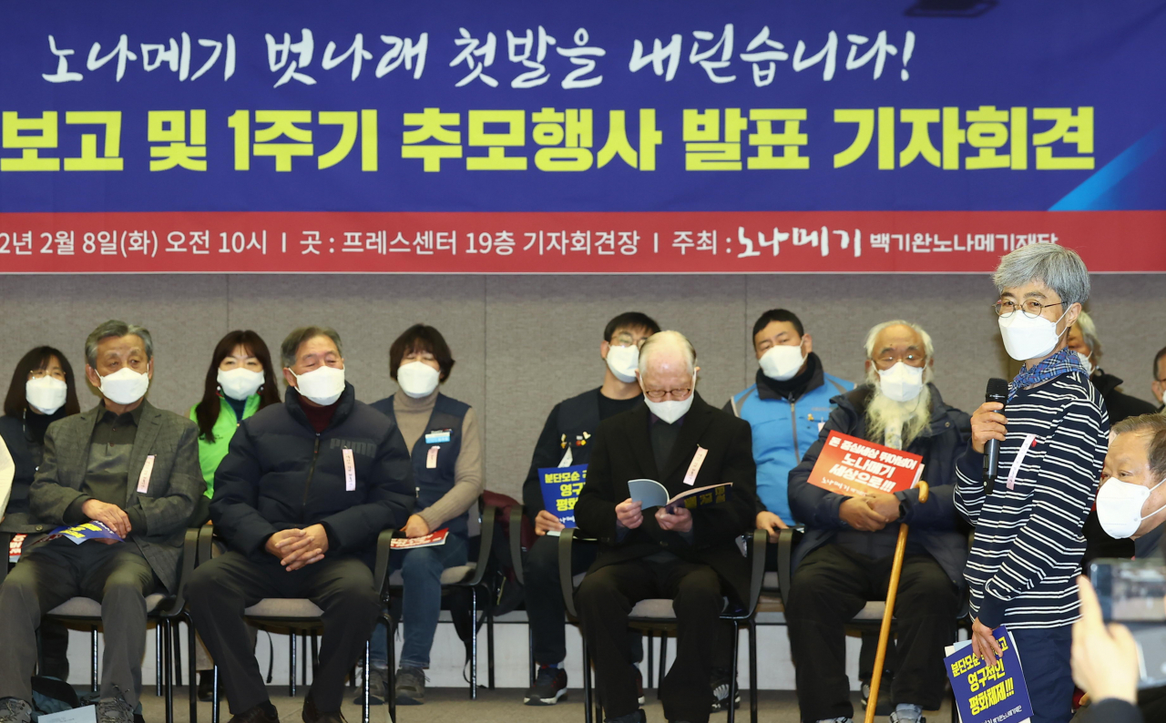 8일 오전 서울 중구 프레스센터에서 열린 '백기완노나메기재단 창립보고 및 1주기 추모주간 행사 발표' 기자회견에서 한진중공업 해고노동자인 김진숙 민주노총 부산본부 지도위원(오른쪽)이 인사말을 하고 있다. [연합]