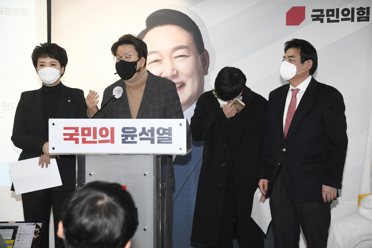 권성동 국민의힘 의원과 김은혜 의원이 23일 서울 여의도 당사에서 ‘고 김문기 성남도시개발공사 개발처장 유족’관련 기자회견을 열었다. 기자회견 도중 고 김문기처장의 장남(오른쪽두번째)이 눈물을 흘리고 있다. [연합]