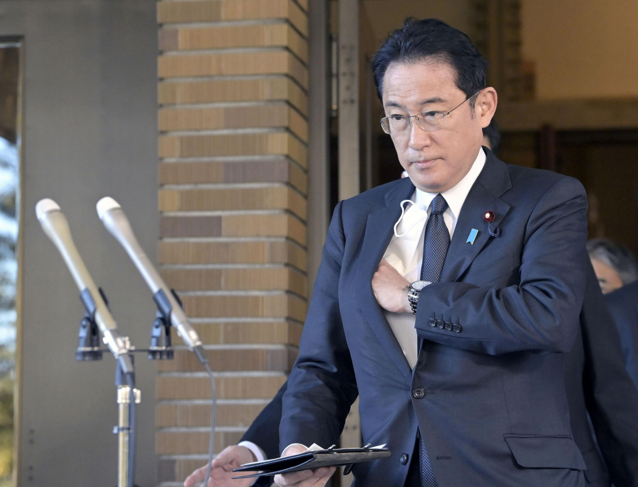 기시다 후미오 일본 총리가 23일 도쿄 총리 관저에서 러시아 제재를 발표하기 위해 기자회견장에 들어서고 있다. [AP]