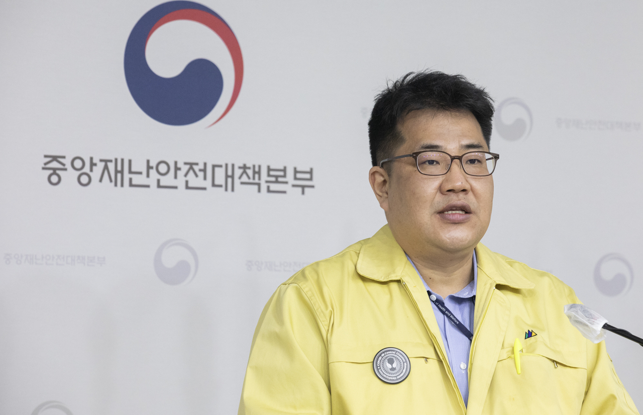 손영래 중앙사고수습본부 사회전략반장이 23일 정부세종청사에서 코로나19 대응 비대면 정례브리핑을 하고 있다. [연합]