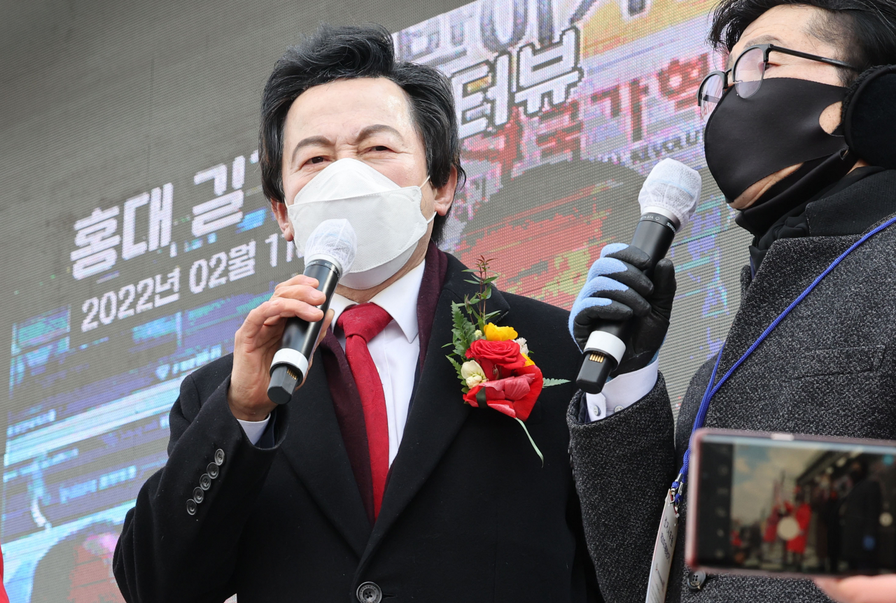 허경영 국가혁명당 대선 후보가 제20대 대통령선거 공식 선거운동 첫날인 지난 15일 서울 여의도 국회 앞에서 열린 출정식에서 연설하고 있다. [연합]