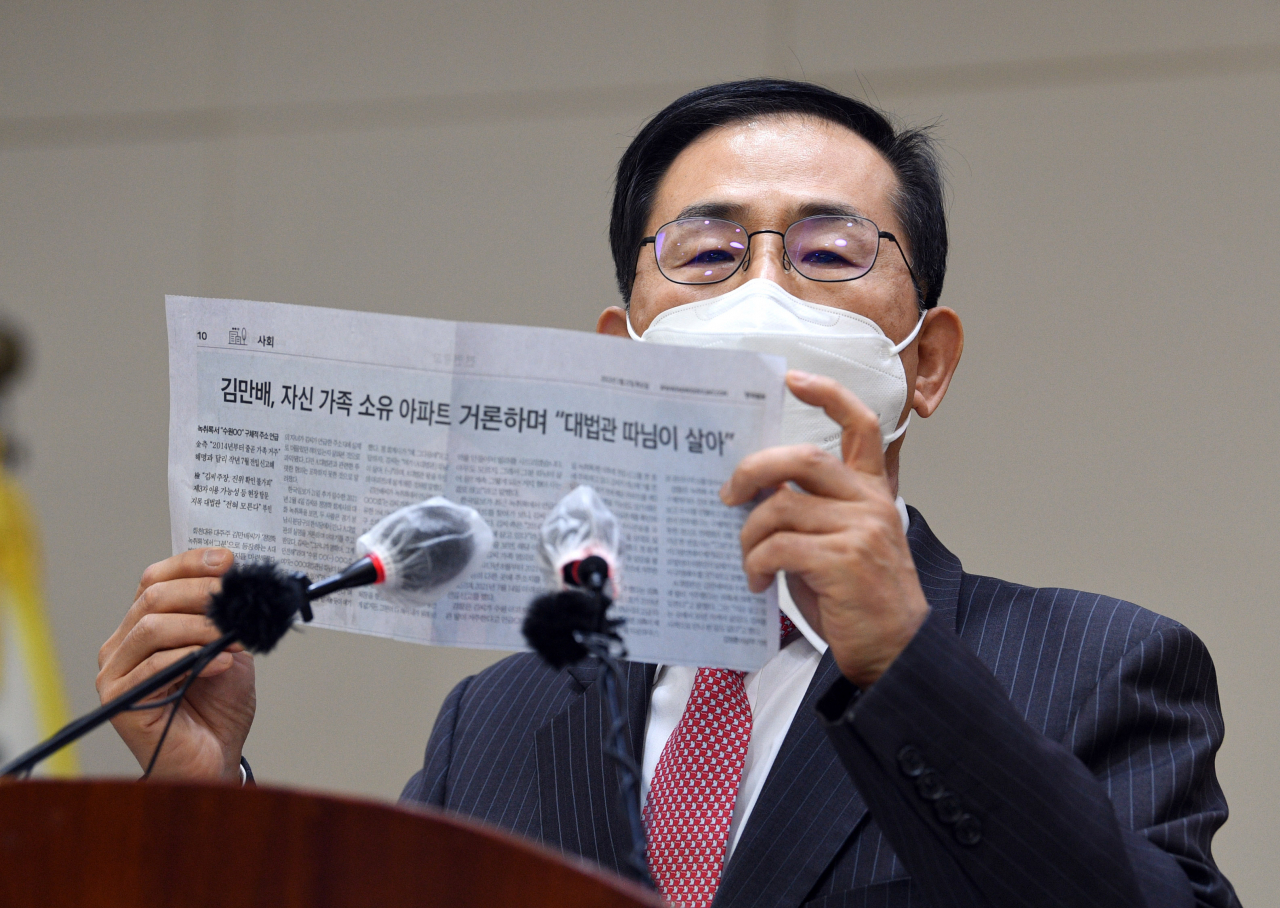 대장동 개발 특혜·로비 관련 녹취록 속에 등장하는 ‘그분’으로 지목된 조재연 대법관이 23일 오후 서울 서초구 대법원에서 열린 기자회견에서 입장 발표를 하고 있다. 이날 조 대법관은 ‘그분’ 관련 의혹을 전면 부인했다. [연합]