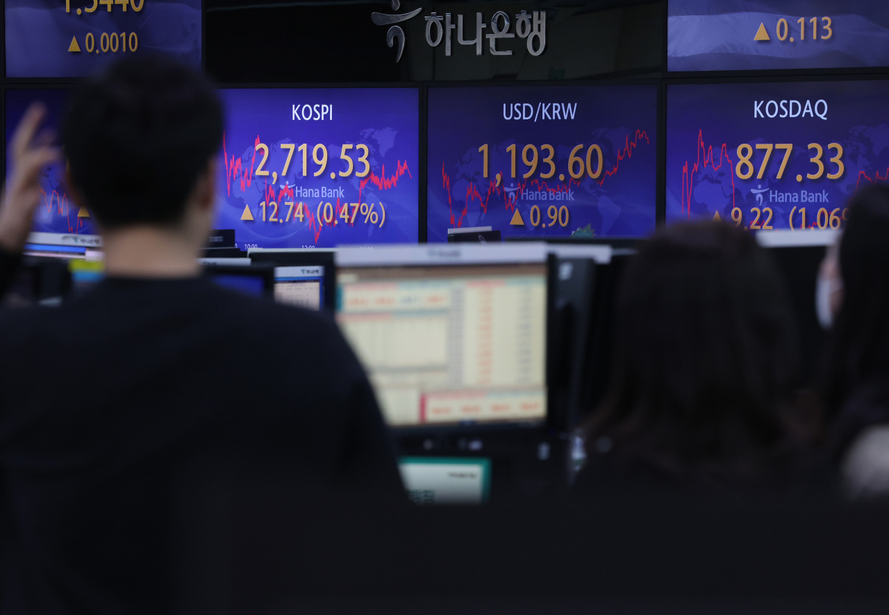 An electronic board showing the Korea Composite Stock Price Index (Kospi) at a dealing room of the Hana Bank headquarters in Seoul on Wednesday. (Yonhap)