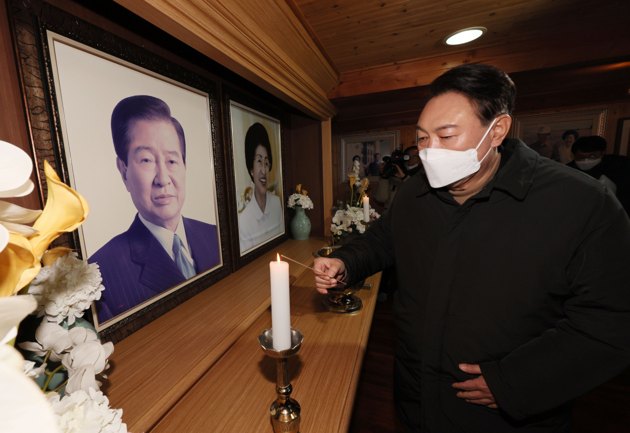 윤석열 국민의힘 대선 후보가 23일 오후 전남 신안군 하의도 김대중 전 대통령 생가를 방문해 참배하고 있다. 연합뉴스
